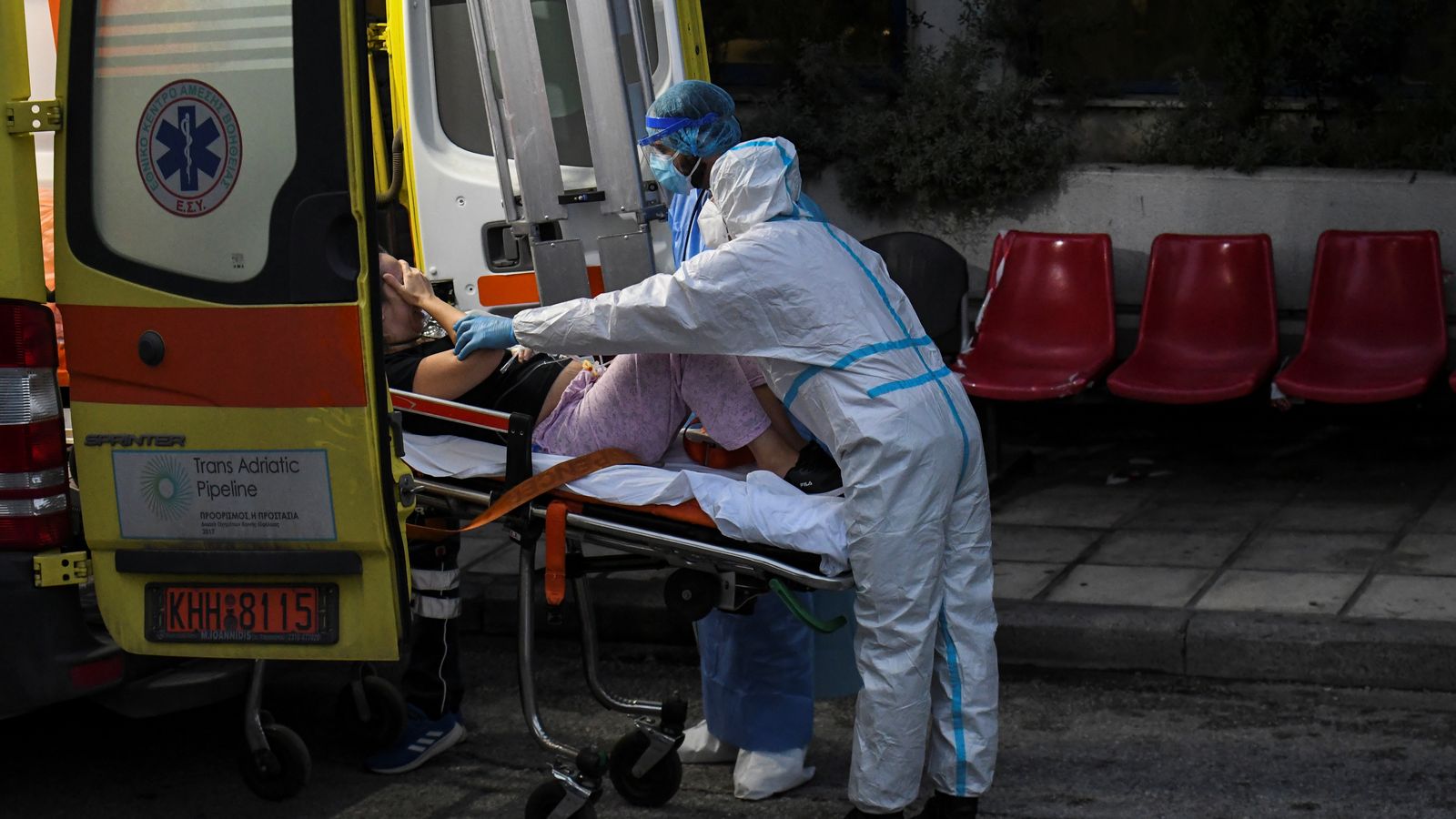 Sanitaris traslladen a un pacient a la ciutat grega de Tessalònica