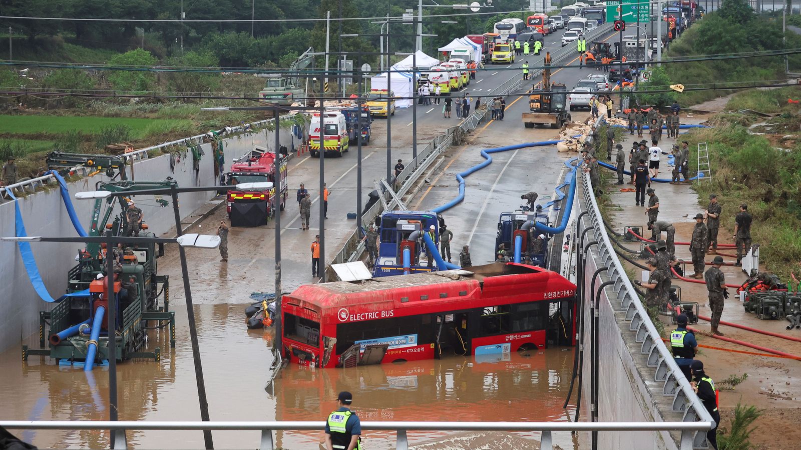 Operació de rescat en un túnel negat a Corea del Sud