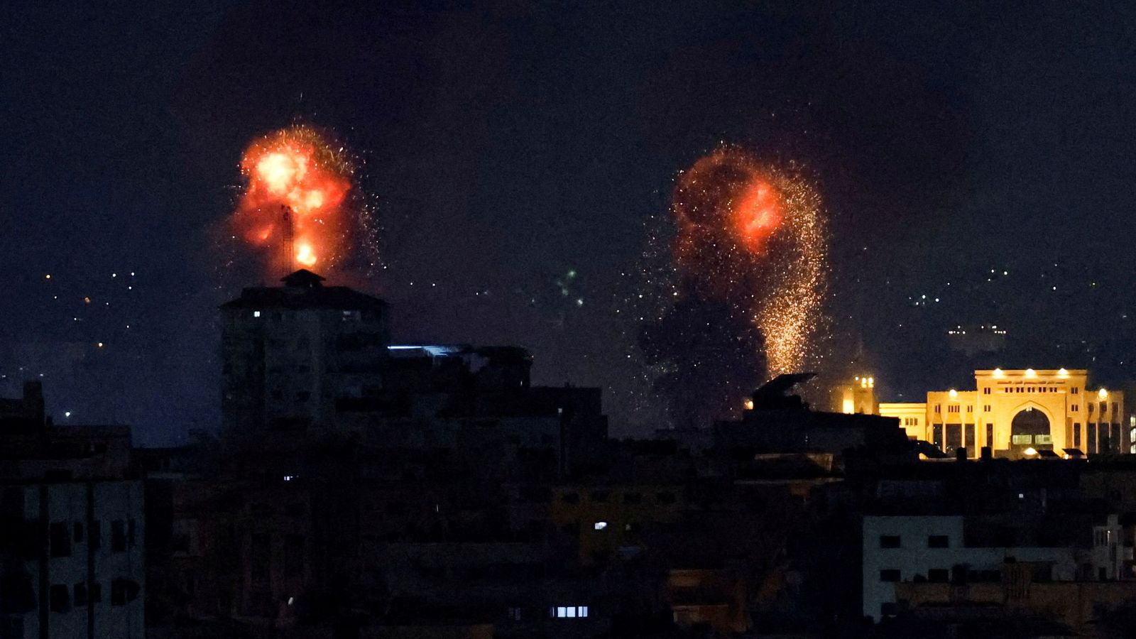 Projectils israelians impactes contra edificis de la Franja de Gaza