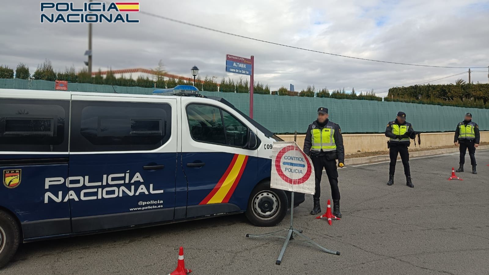 Agents de la Policia Nacional fan un control rutinari, en una imatge d'arxiu