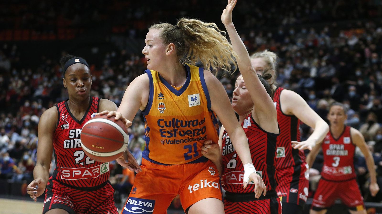 La taronja Marie Gülich manté la pilota en la semifinal contra Girona
