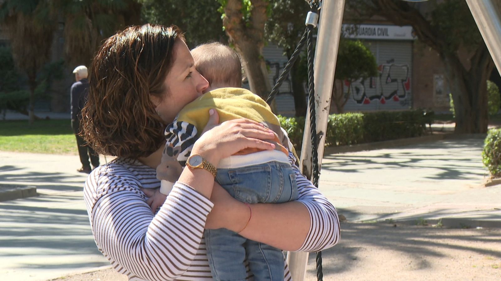 Una mare i el seu fill en el parc