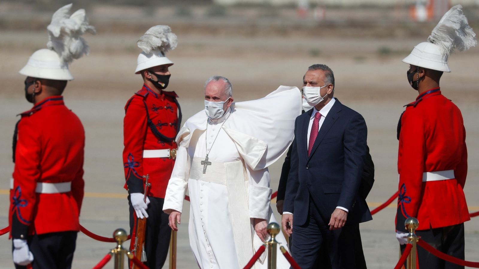 El primer ministre iraquià Mustafa Al-Kadhimi rep al papa Francesc en l'aeroport de Bagdad des d'on iniciarà la seua històrica gira per l'Iraq