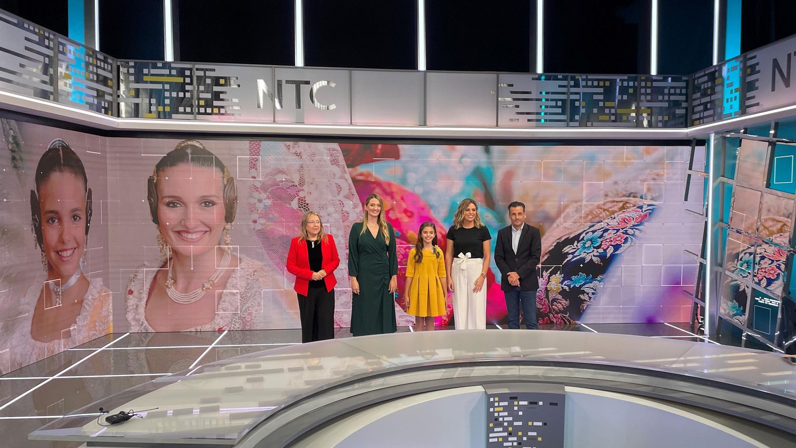 Laura Mengó Hernández i Paula Nieto Medina, falleres majors de València junt a Mar Iglesias, presidenta de la CVMC,  Alfred Costa, director general d'À Punt i Marta Ventura, presentadora de Les Notícies de Migdia