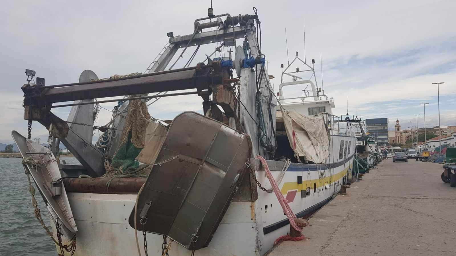 Una embarcació pesquera d'arrosegament amarrada a port, en una imatge d'arxiu