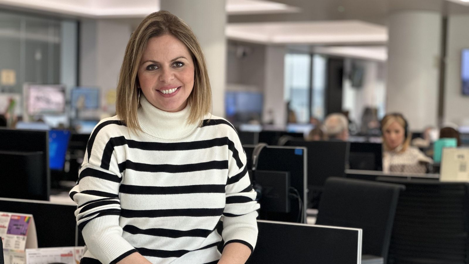 Amparo Cervera, en la redacció d'À Punt Burjassot