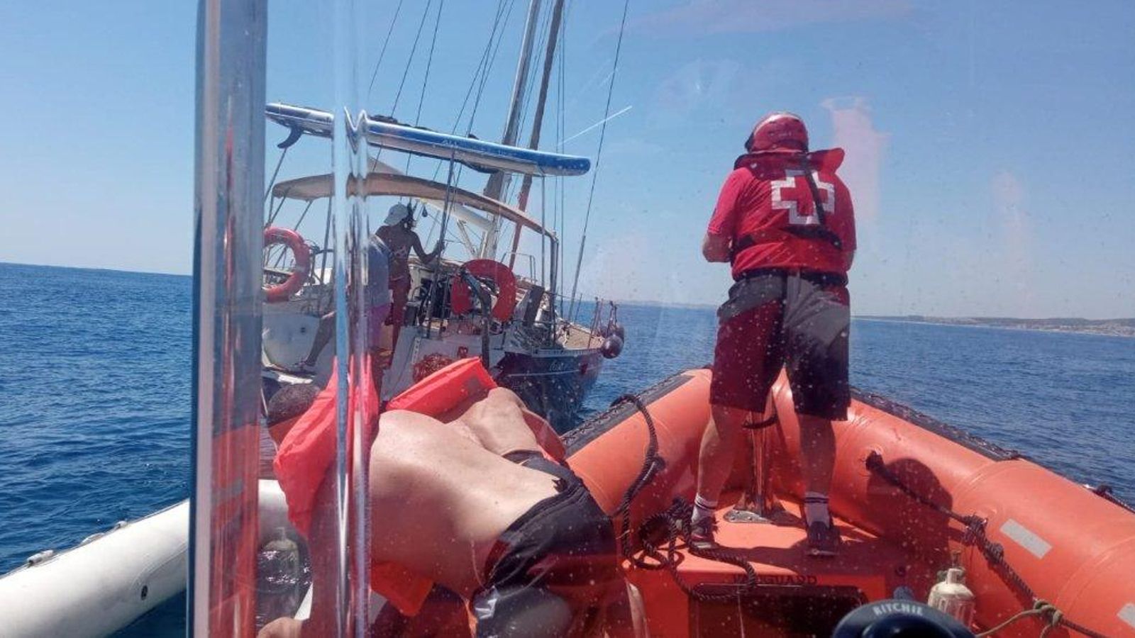 Membres de la Creu Roja ajuden en el rescat del veler naufragat a Guardamar