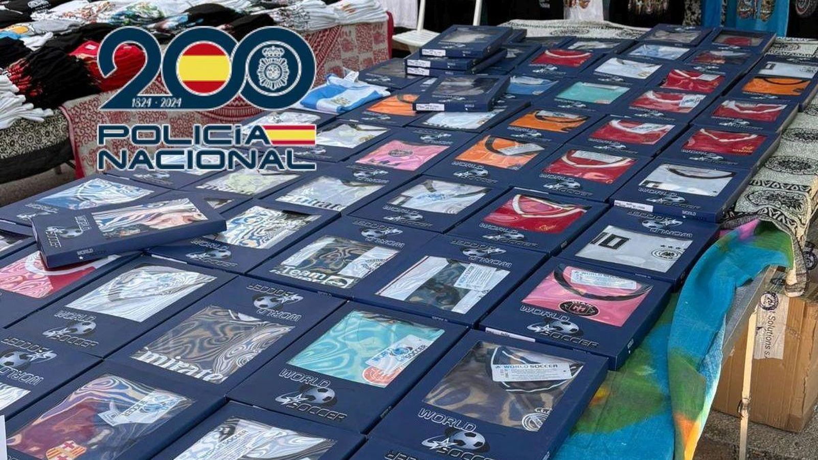 Una de les parades del mercat de Dénia amb productes falsificats