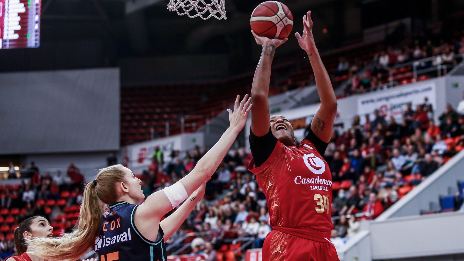 Lauren Cox, en una acció defensiva