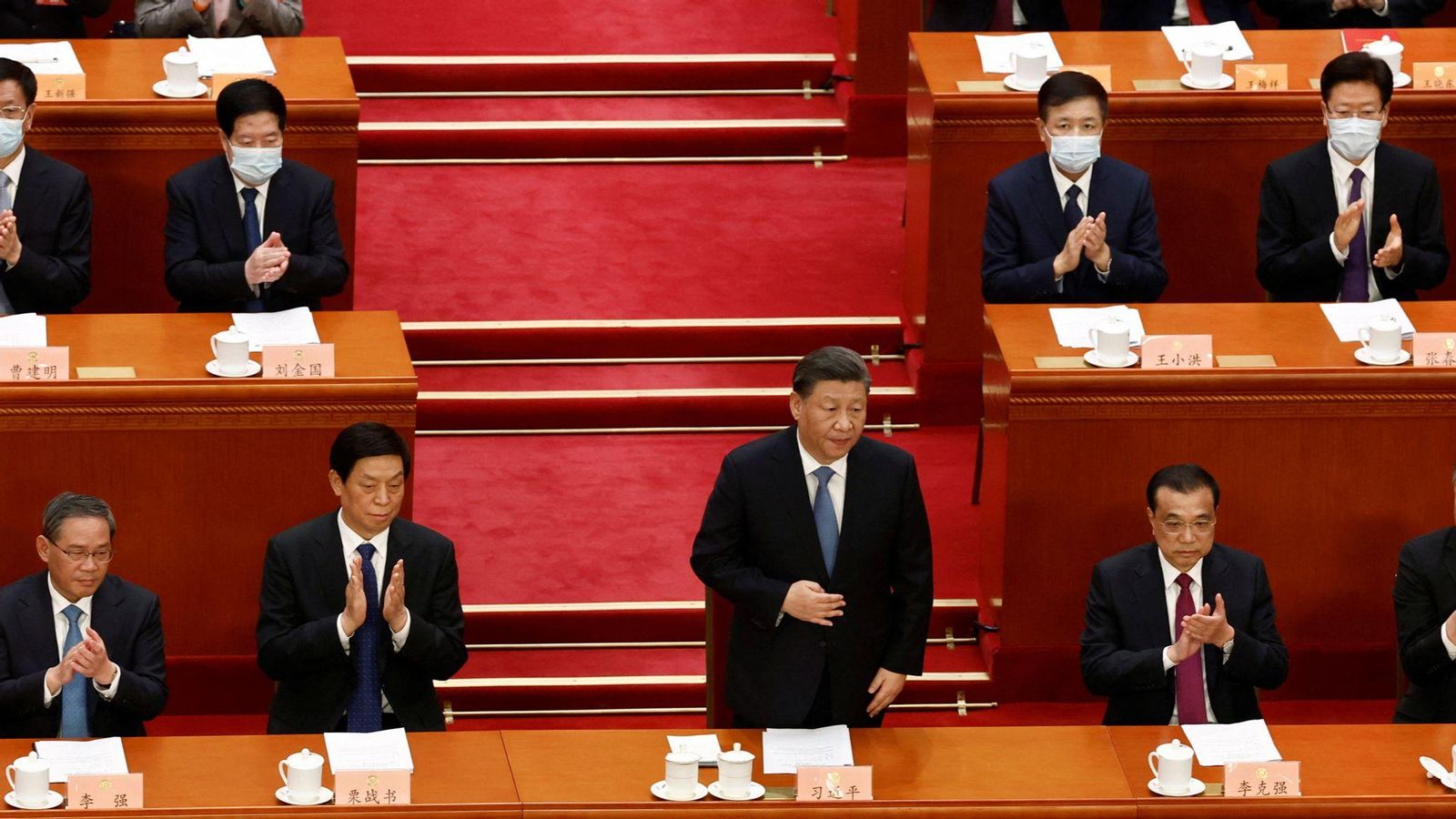 El president xinés, Xi Jinping, amb el primer ministre sortint, Li Keqiang, a l'assemblea