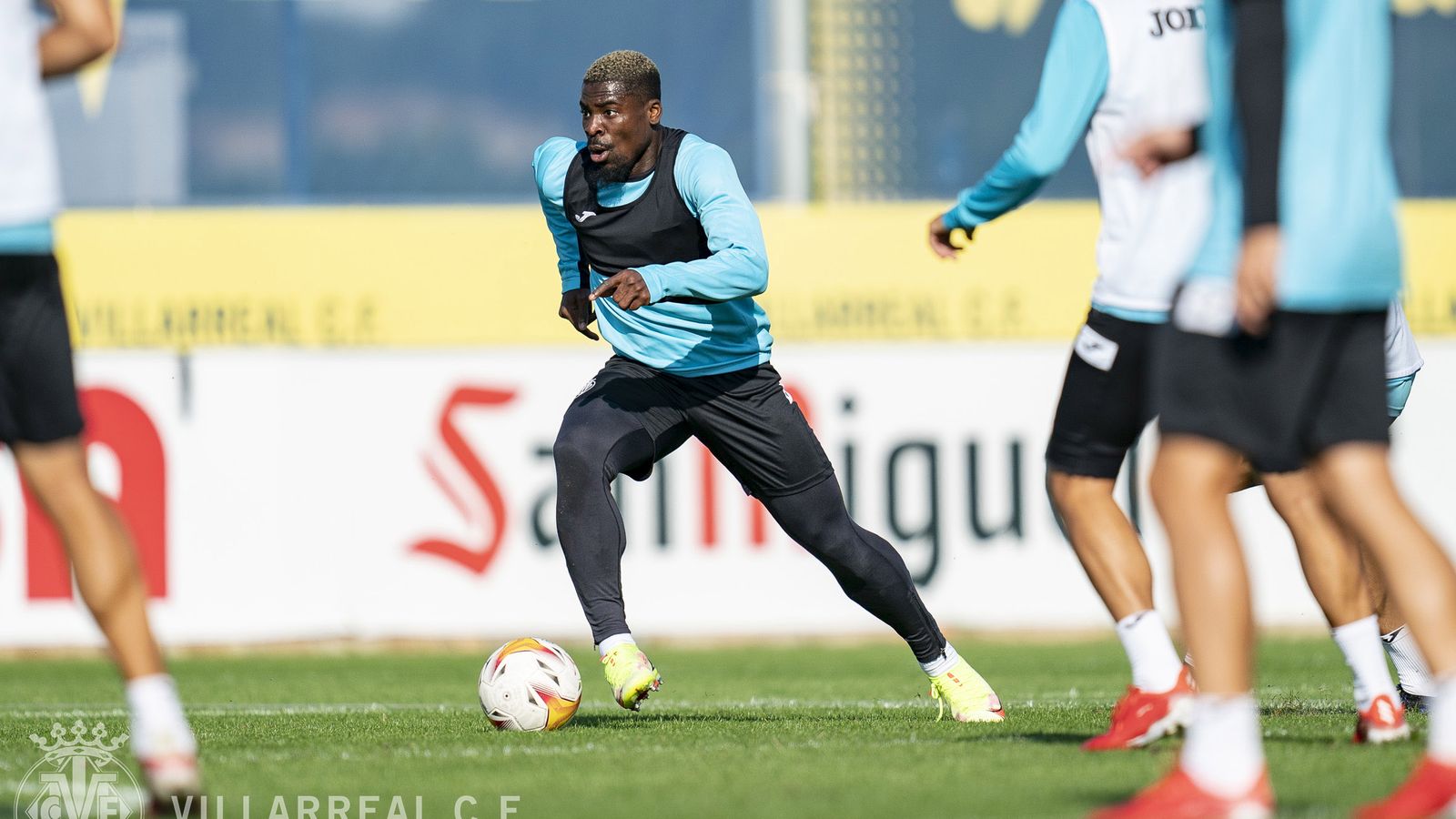El nou lateral dret del Vila-real, Serge Aurier, ja s'exercita amb l'equip