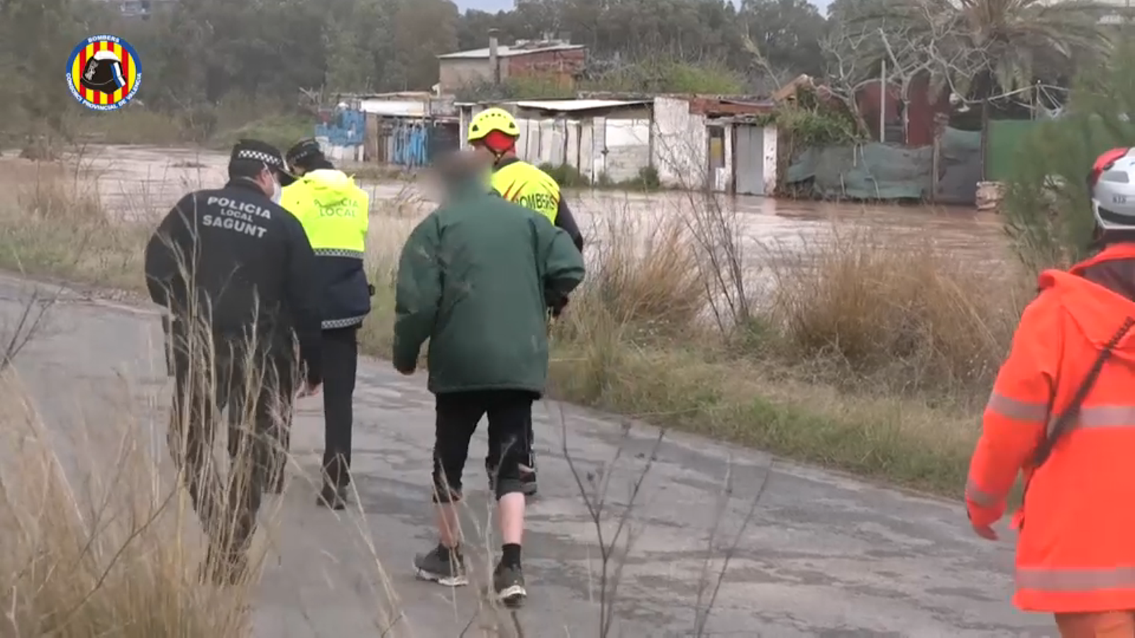 El primer rescatat, de verd, ha pogut eixir de l'helicòpter pel seu propi peu