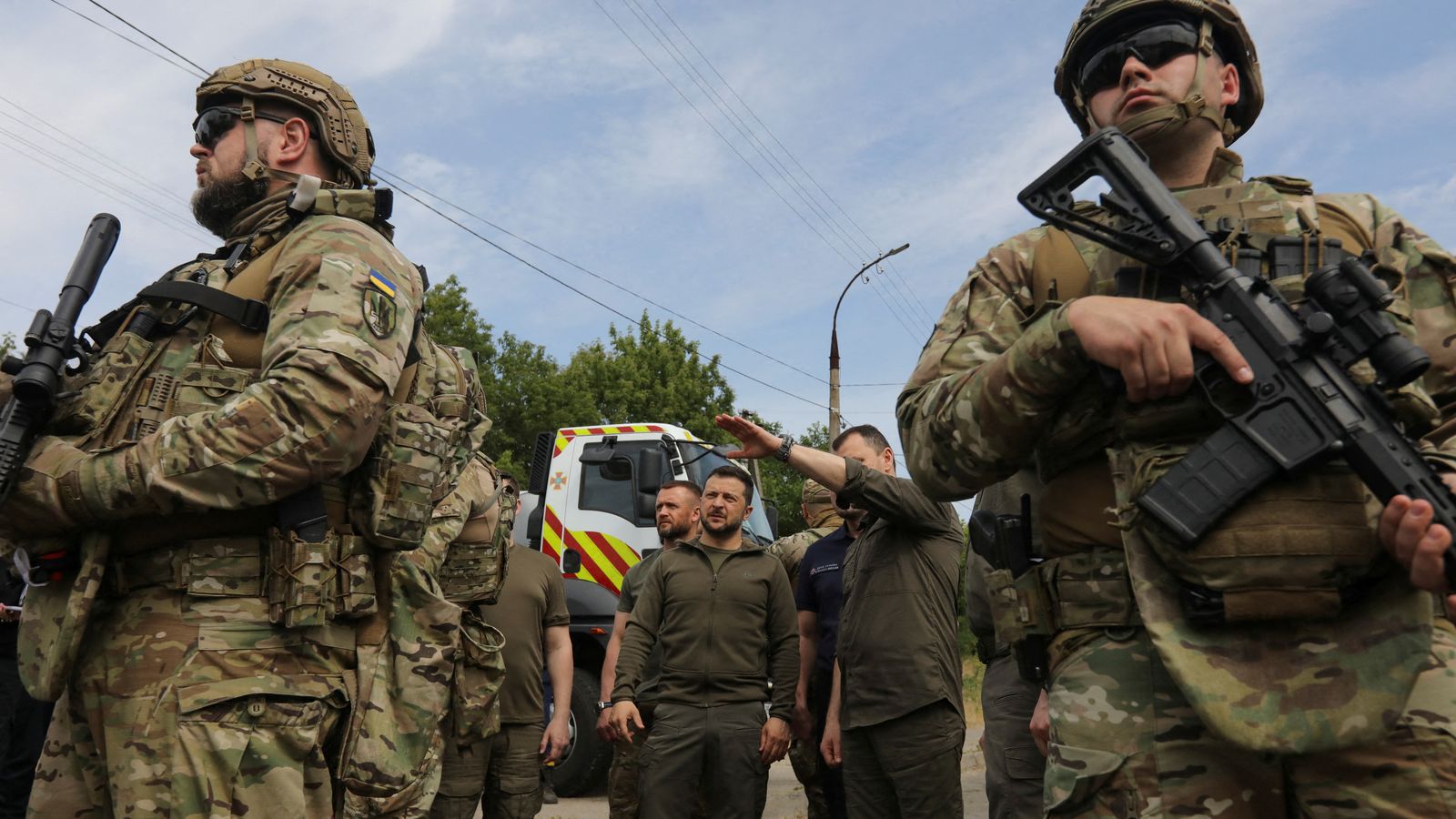 El president d'Ucraïna, Volodymyr Zelenskiy, visita una zona inundada després de la ruptura de la presa de Nova Kakhovka