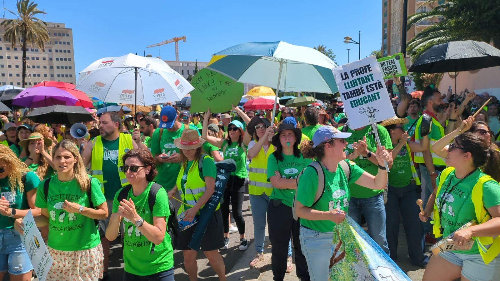 Protesta dels docents fora de les dependències centrals de la Conselleria d'Educació, este dimarts