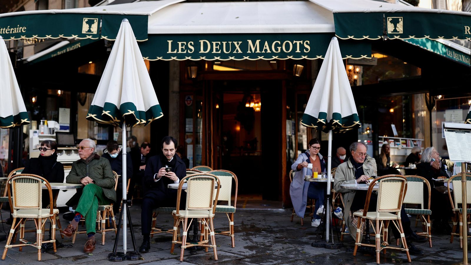 Una terrassa de París, on els bars i restaurants han reobert després de mesos tancats per les restriccions de la pandèmia Una terrassa de París, on els bars i restaurants han reobert després de mesos tancats per les restriccions de la pandèmia