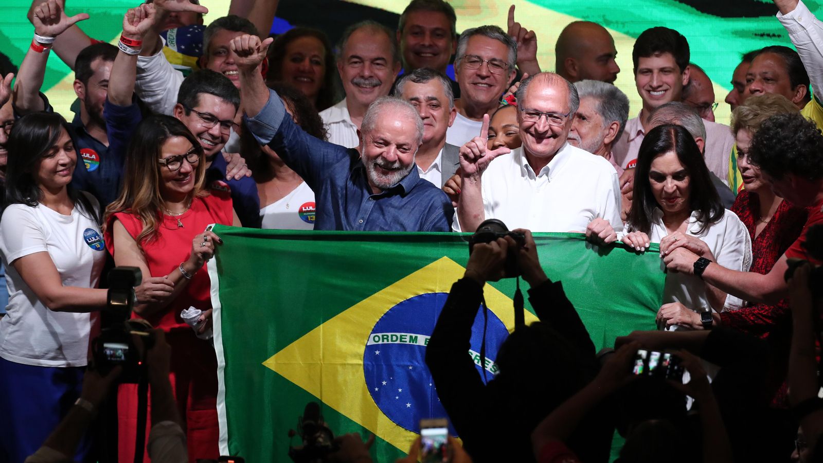 Lula da Silva saluda després del seu triomf en la segona volta de les eleccions, a Sao Paulo (el Brasil).