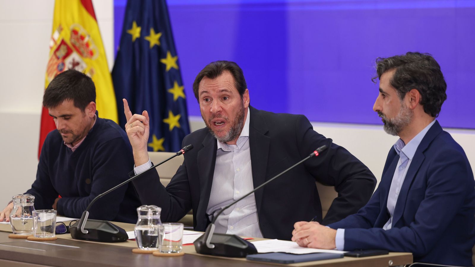 El ministre de Transports i Mobilitat Sostenible, Óscar Puente,al costat del director de Trànsit d'Adif, Ángel García de la Bandera (d), i del director d'Operacions de Renfe, José Alfonso Gálvez (e). EFE/Kiko Huesca