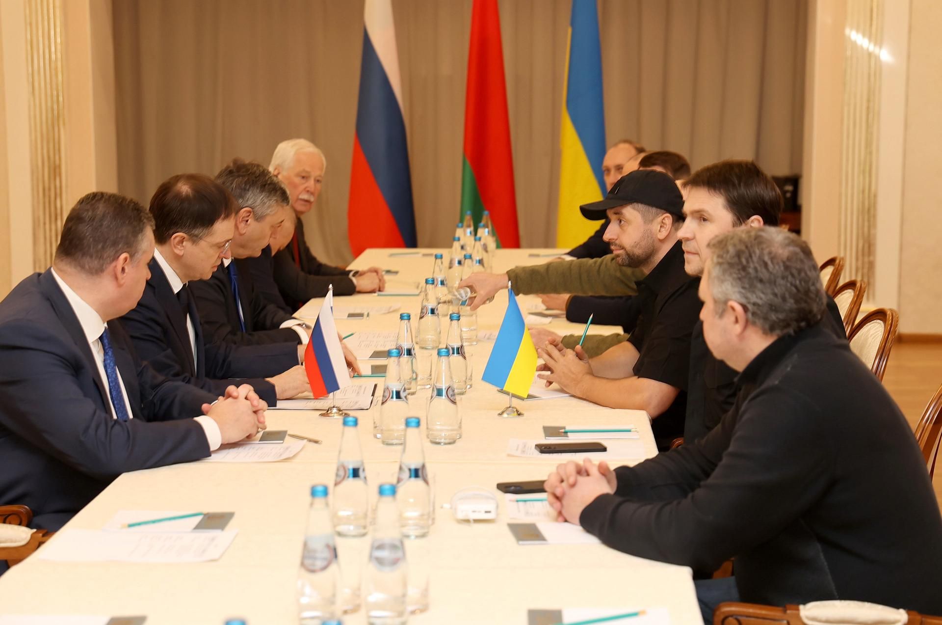 Imatge de les negociacions entre Ucraïna i Rússia per a un acord de pau