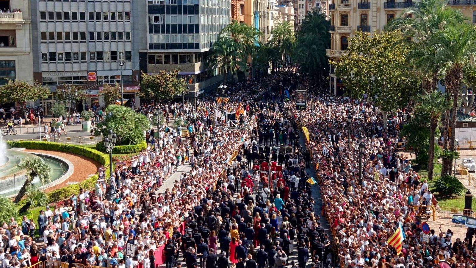 La Reial Senyera s'ha obert pas entre una marea de gent que es concentrava en la Plaça de l'Ajuntament de València