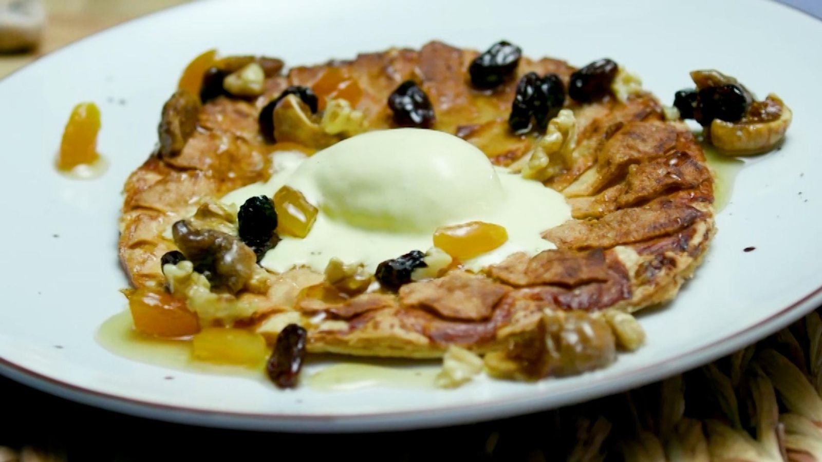Pasta fullada de poma i fruita seca amb gelat Pasta fullada de poma i fruita seca amb gelat