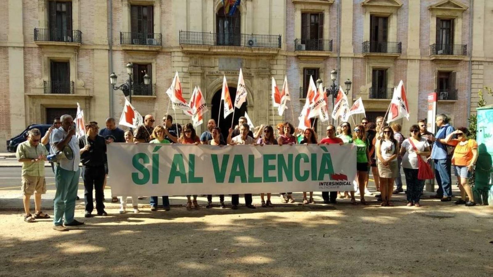 Escola Valenciana ha donat suport a la concentració.