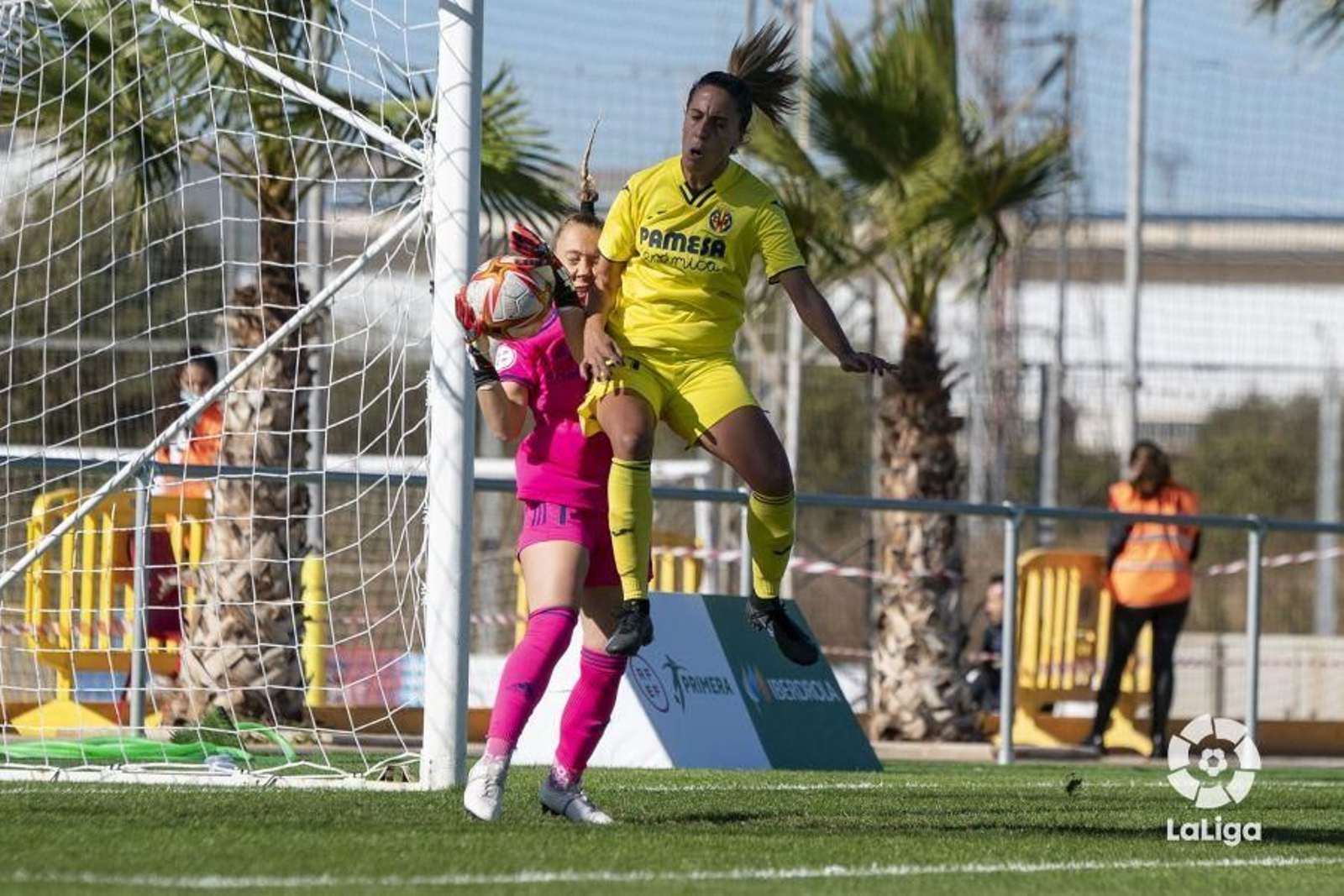 Una jugadora del Vila-real disputa una pilota aèria amb la portera del Madrid