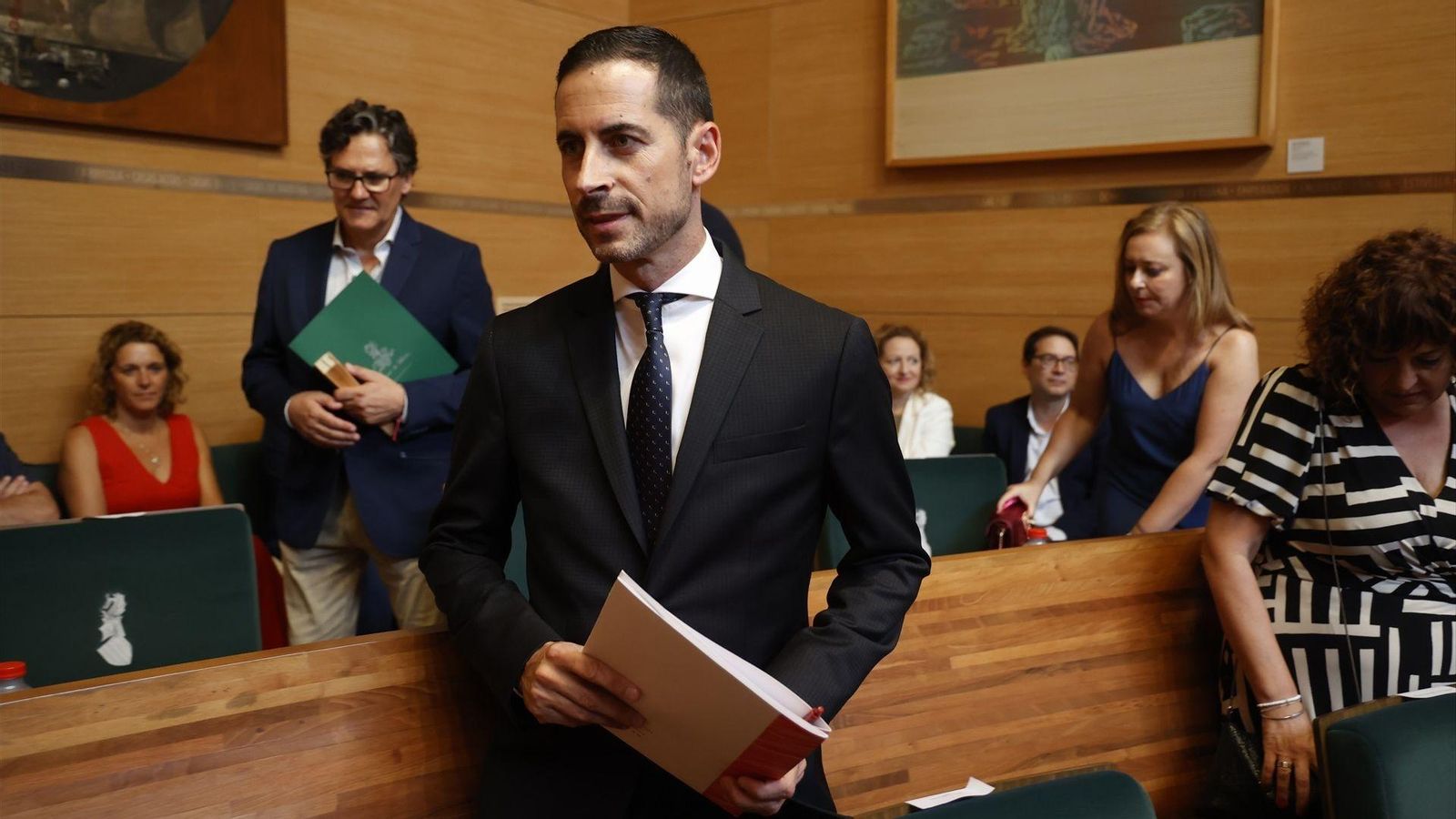 L'alcalde de Mislata, Carlos Fernández Bielsa, a la seua arribada a la celebració del ple de constitució de la Diputació Valenciana