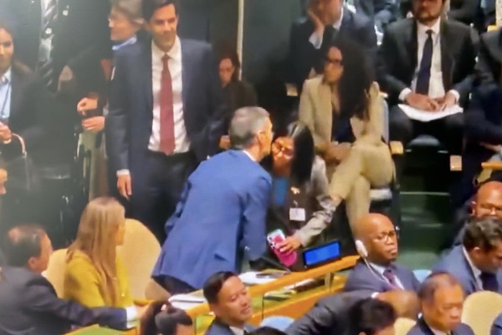 La salutació entre Sánchez y Rodríguez en l'Assemblea de Nacions Unides