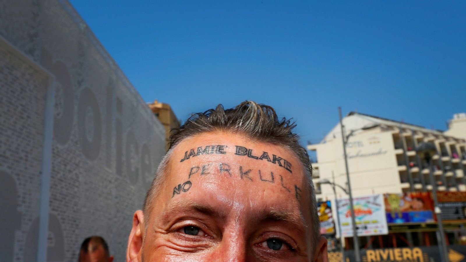 Tomek vol rehabilitar-se i llevar-se el tatuatge.