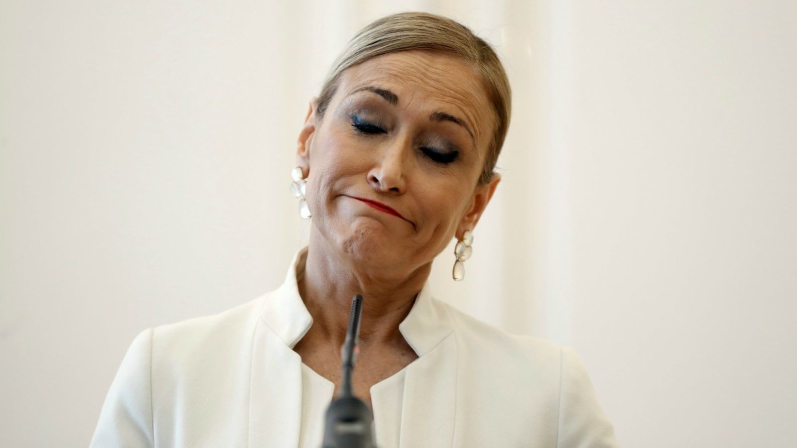 Cristina Cifuentes durant la roda de premsa oferida hui en la qual ha anunciat que dimiteix com a presidenta de la Comunitat de Madrid