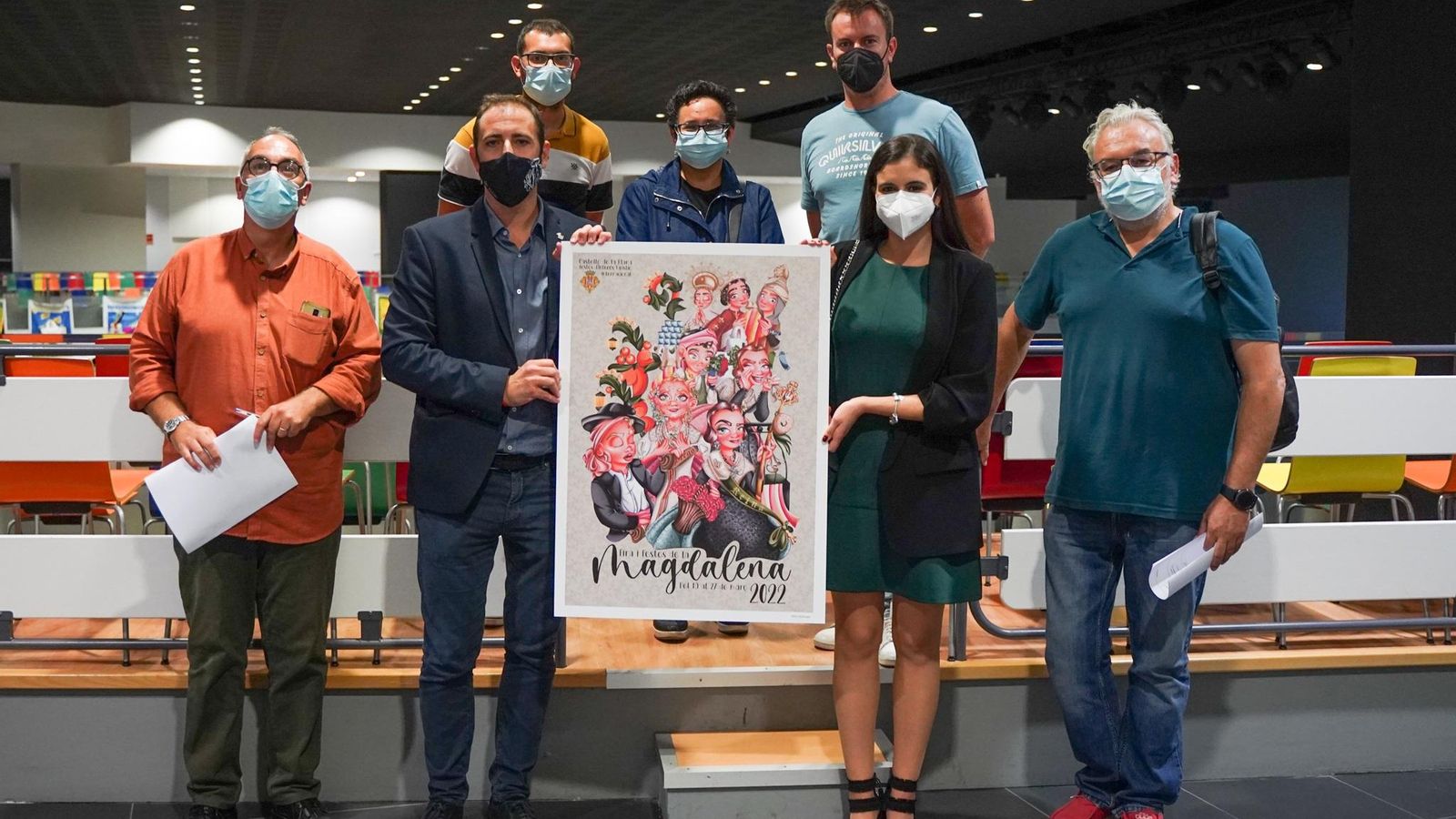 Els membres del jurat amb el cartel guanyador per a la Magdalena 2022