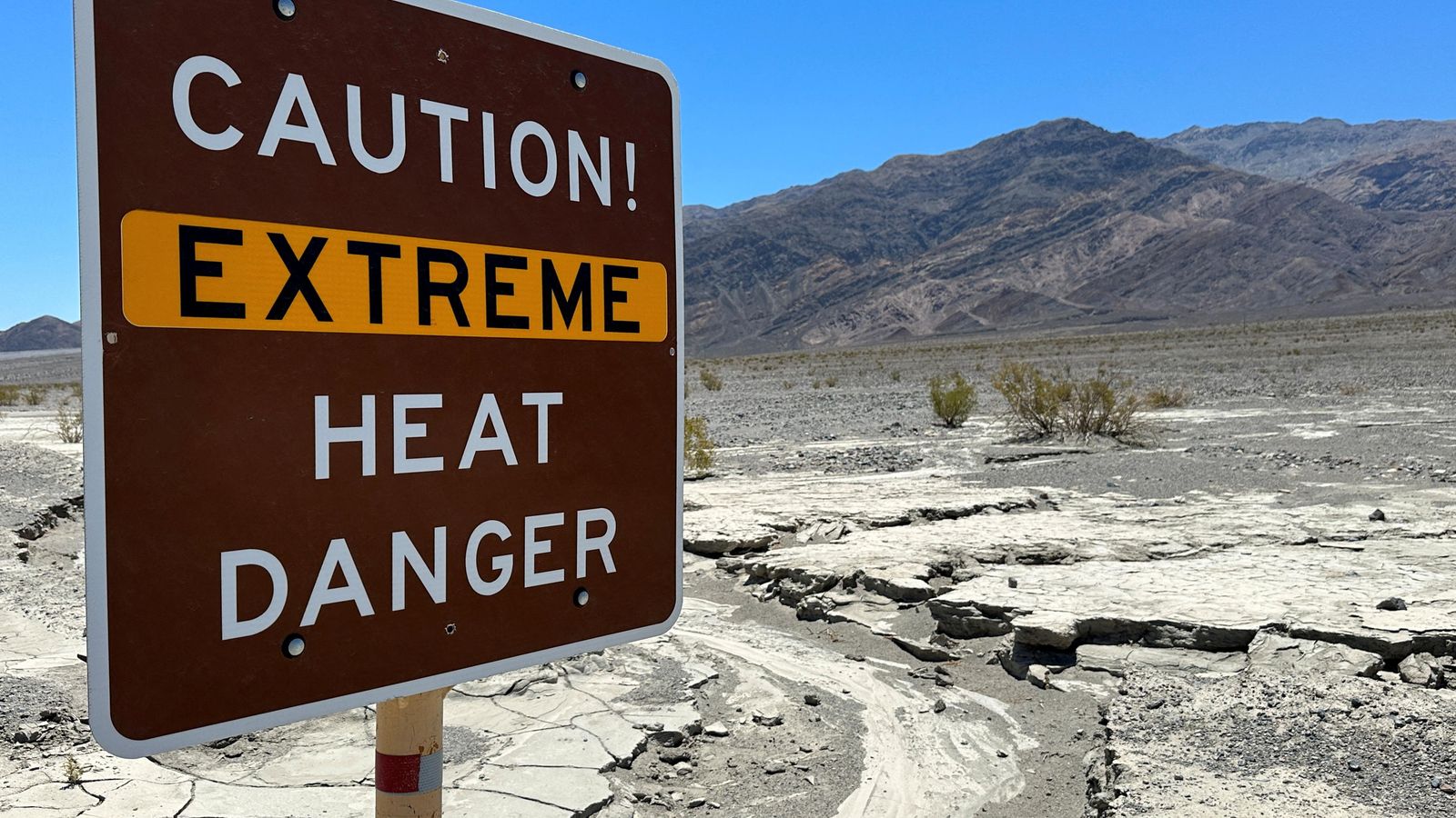 Vista del cartell que adverteix de calor extrema a la Vall de la Mort, a Califòrnia