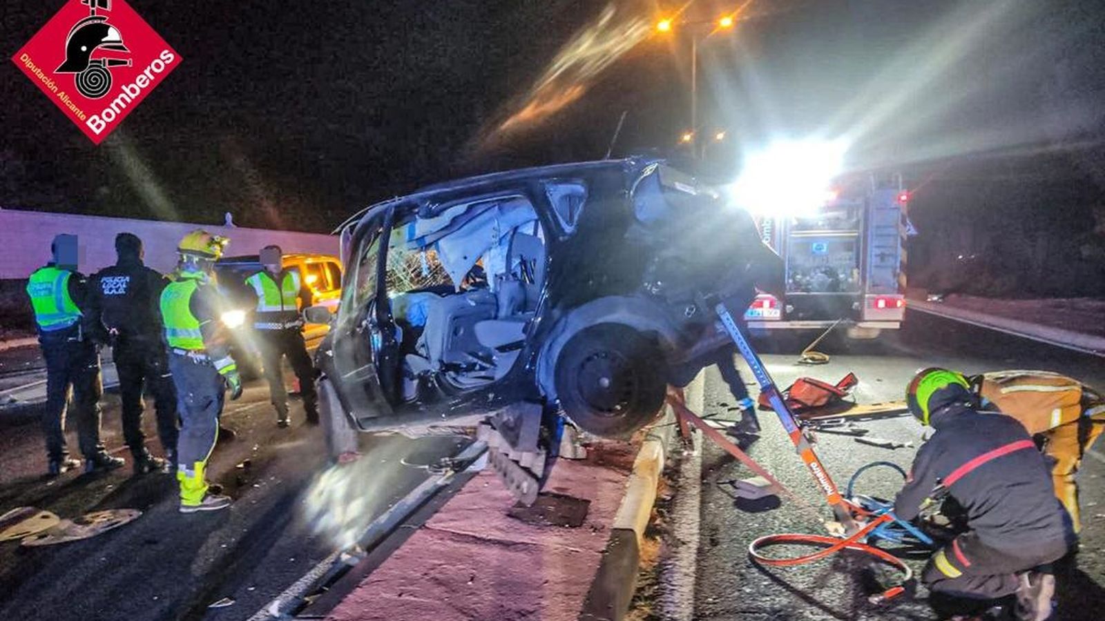El dispositiu mobilitzat al punt de l'accident treballa per a alliberar el conductor atrapat