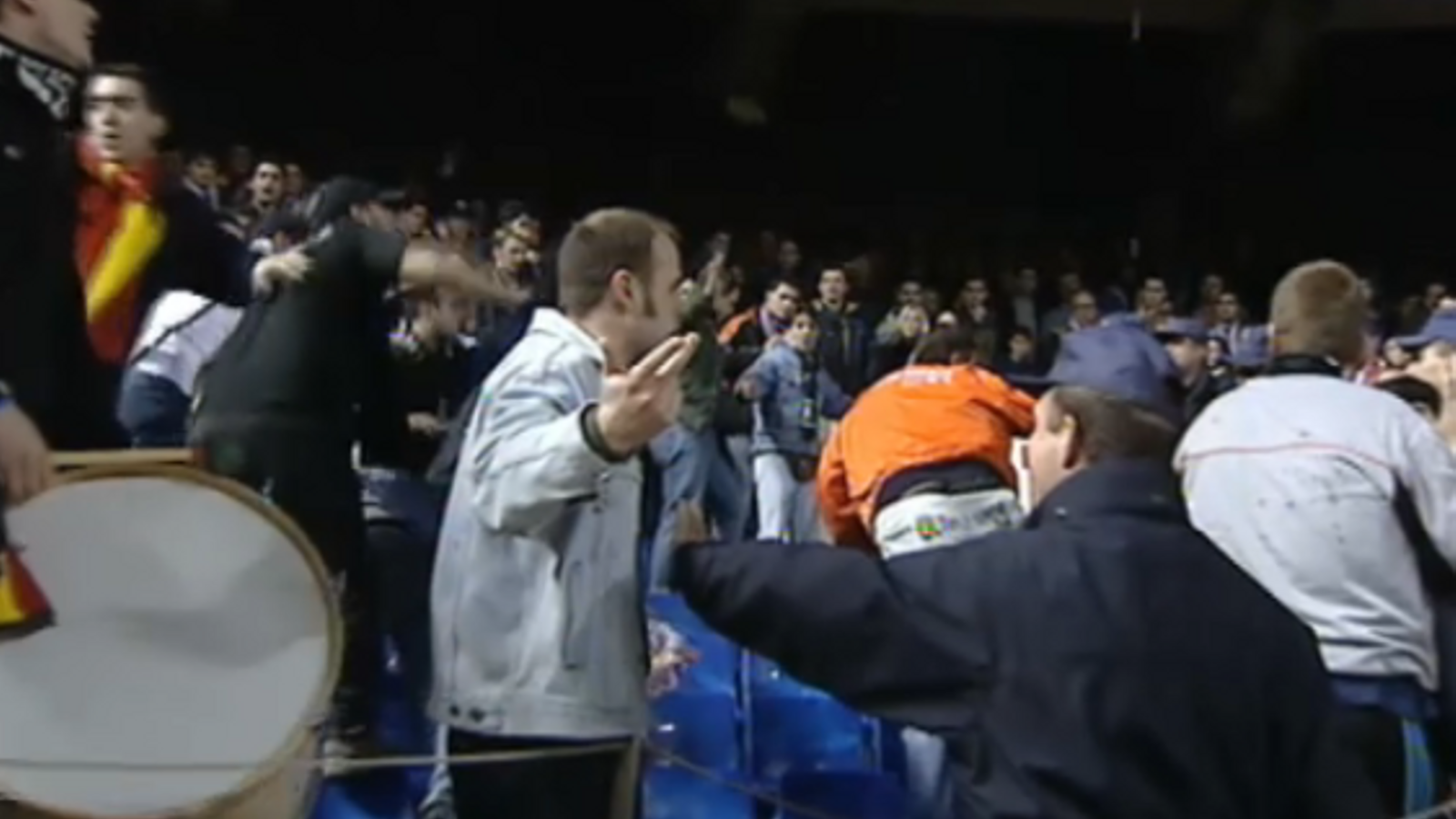 Un policia intenta controlar un aficionat ultra