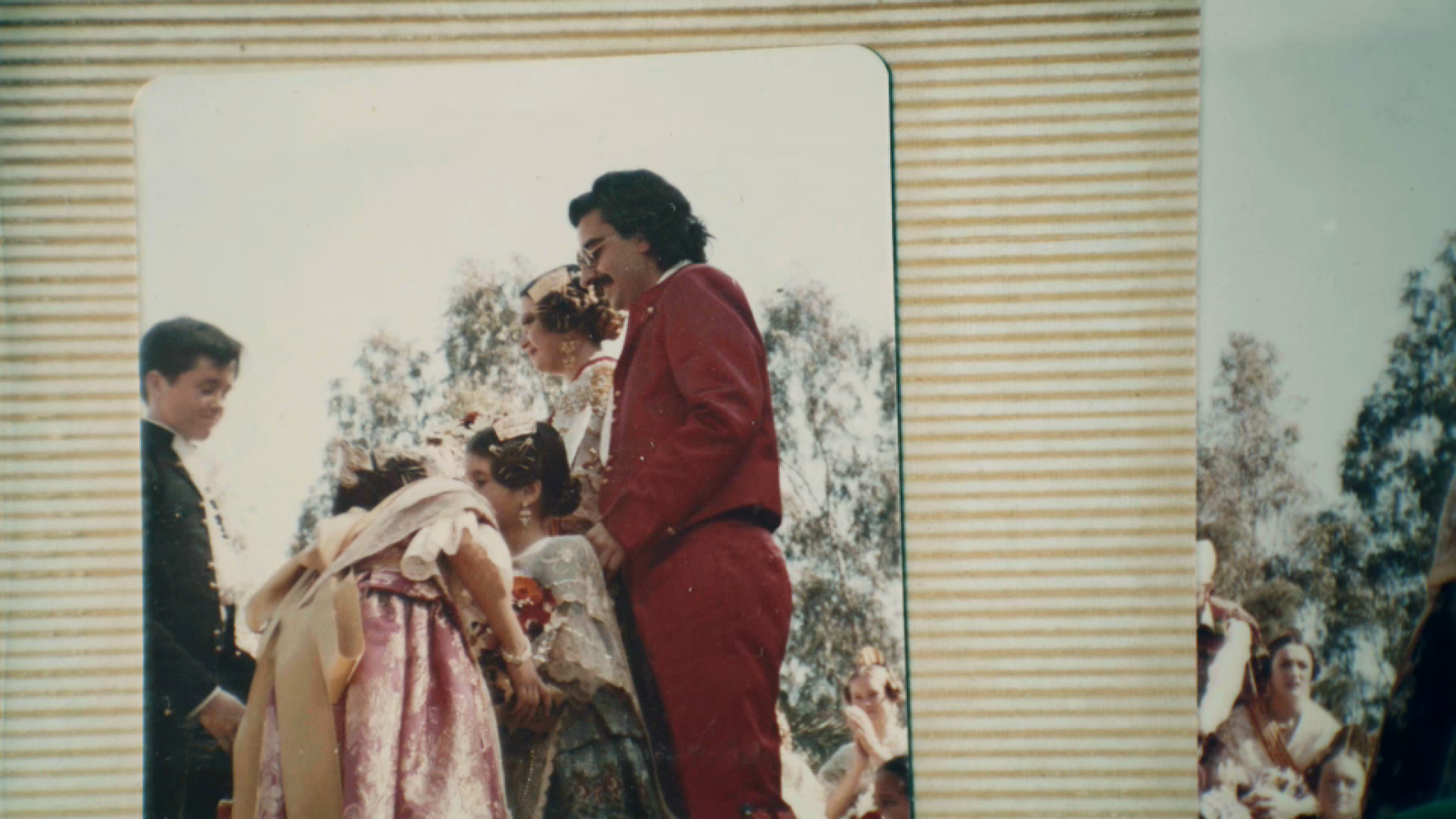 Julio Tormo vestit de torrentí de color roig