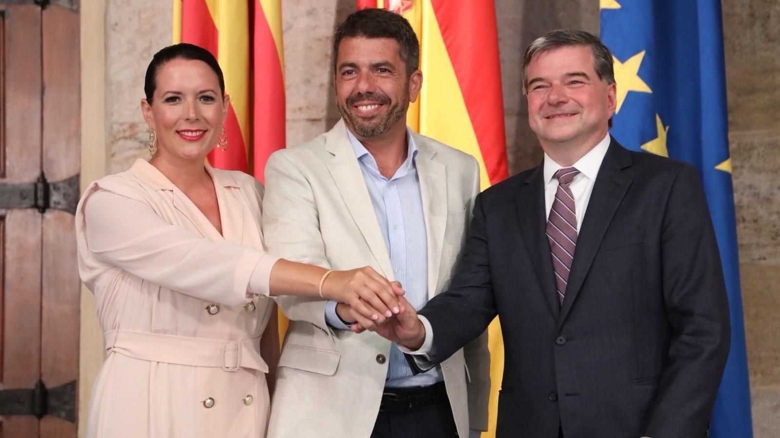 D'esquerra a dreta, l'alcaldessa de Montcada, Amparo Orts; el president de la Generalitat, Carlos Mazón, i el directiu d'Edwards Lifesciences, Joe Nuzzolese