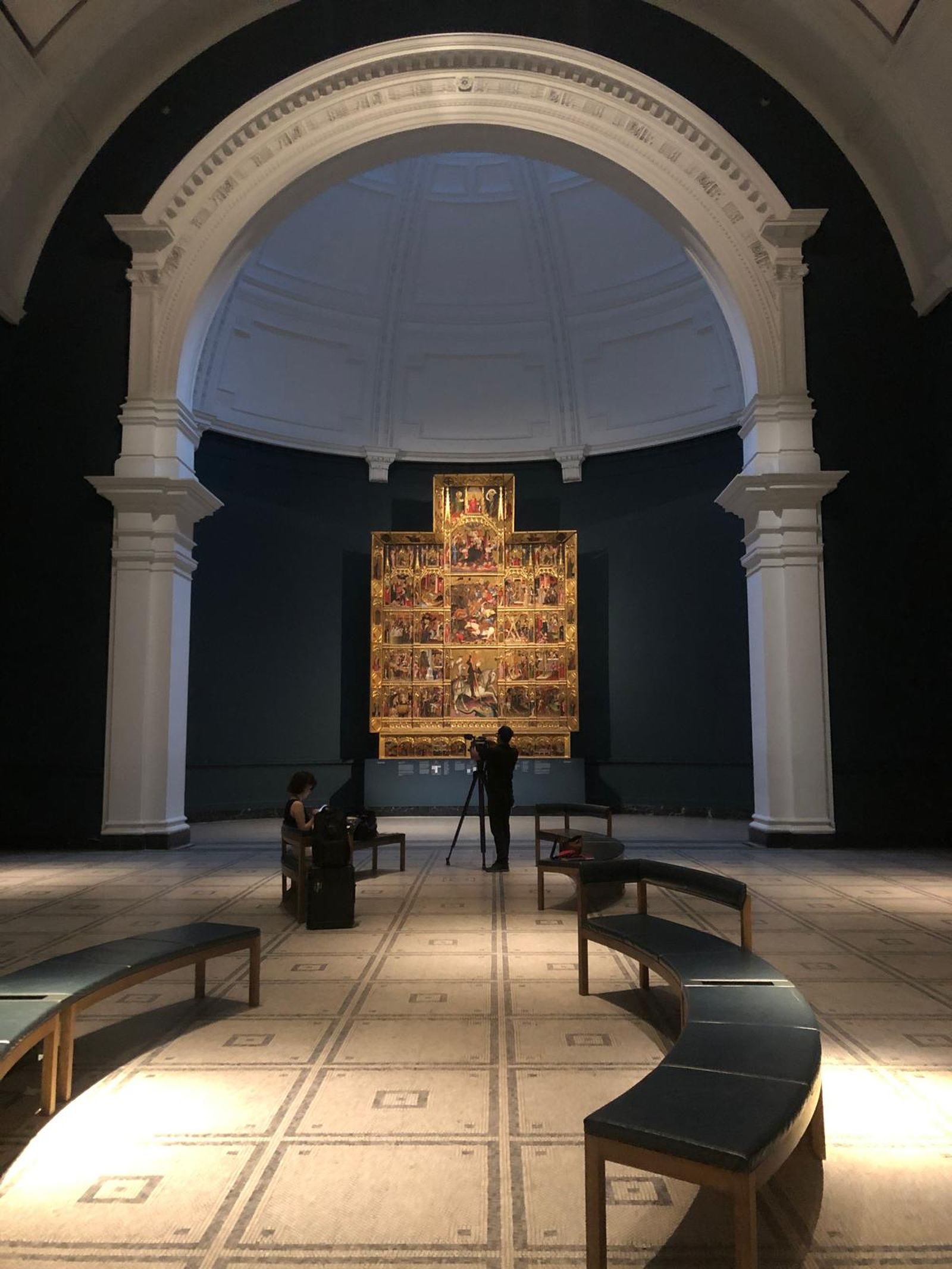 L’equip també s’ha desplaçat a Londres per a poder gravar amb tot detall el Retaule del Centenar de la Ploma que mostra en la seua taula central la batalla del Puig