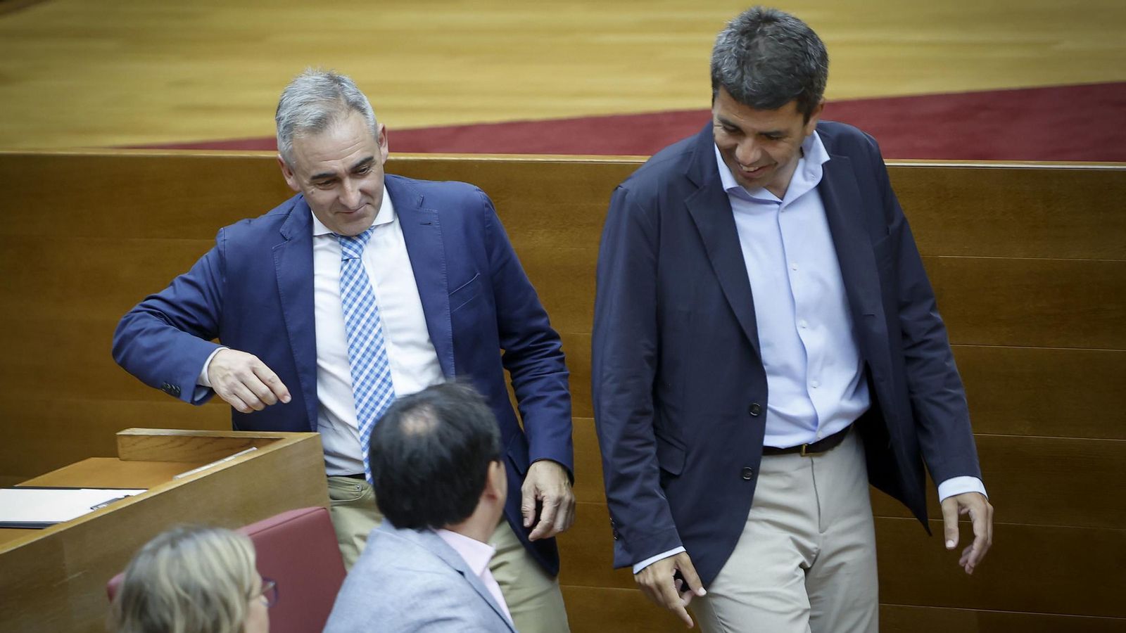 El cap del Consell i el nou conseller d'Agricultura, Miguel Barrachina, saluden el nou síndic del PP, Juanfran Pérez, en l'hemicicle