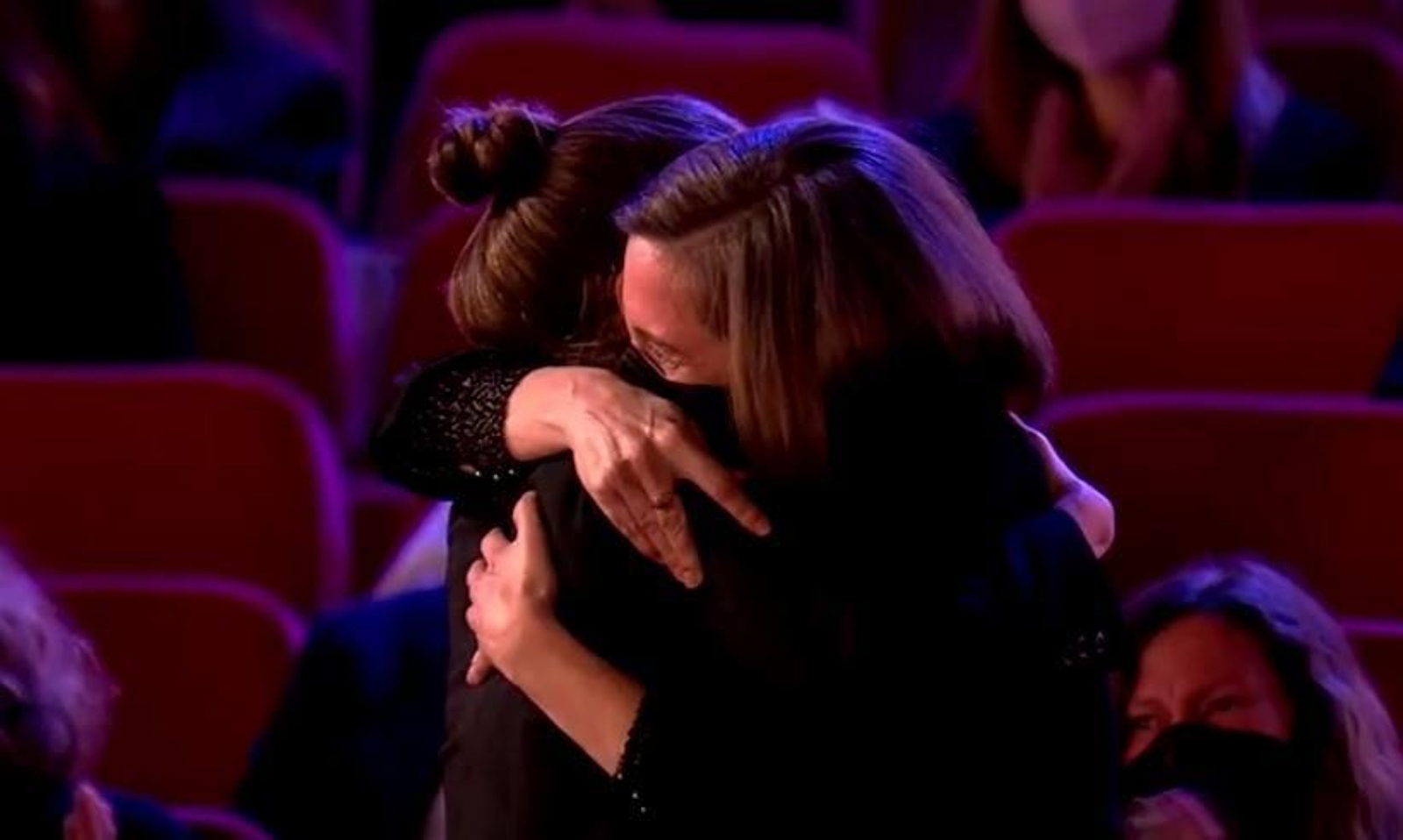 La directora de la pel·lícula i la productora en el moment en què coneixen el guardó