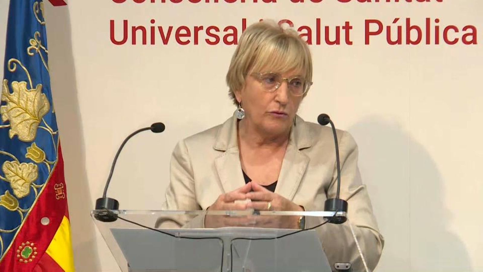 Ana Barceló en la roda de premsa on ha anunciat les mesures de restricció. (À Punt)