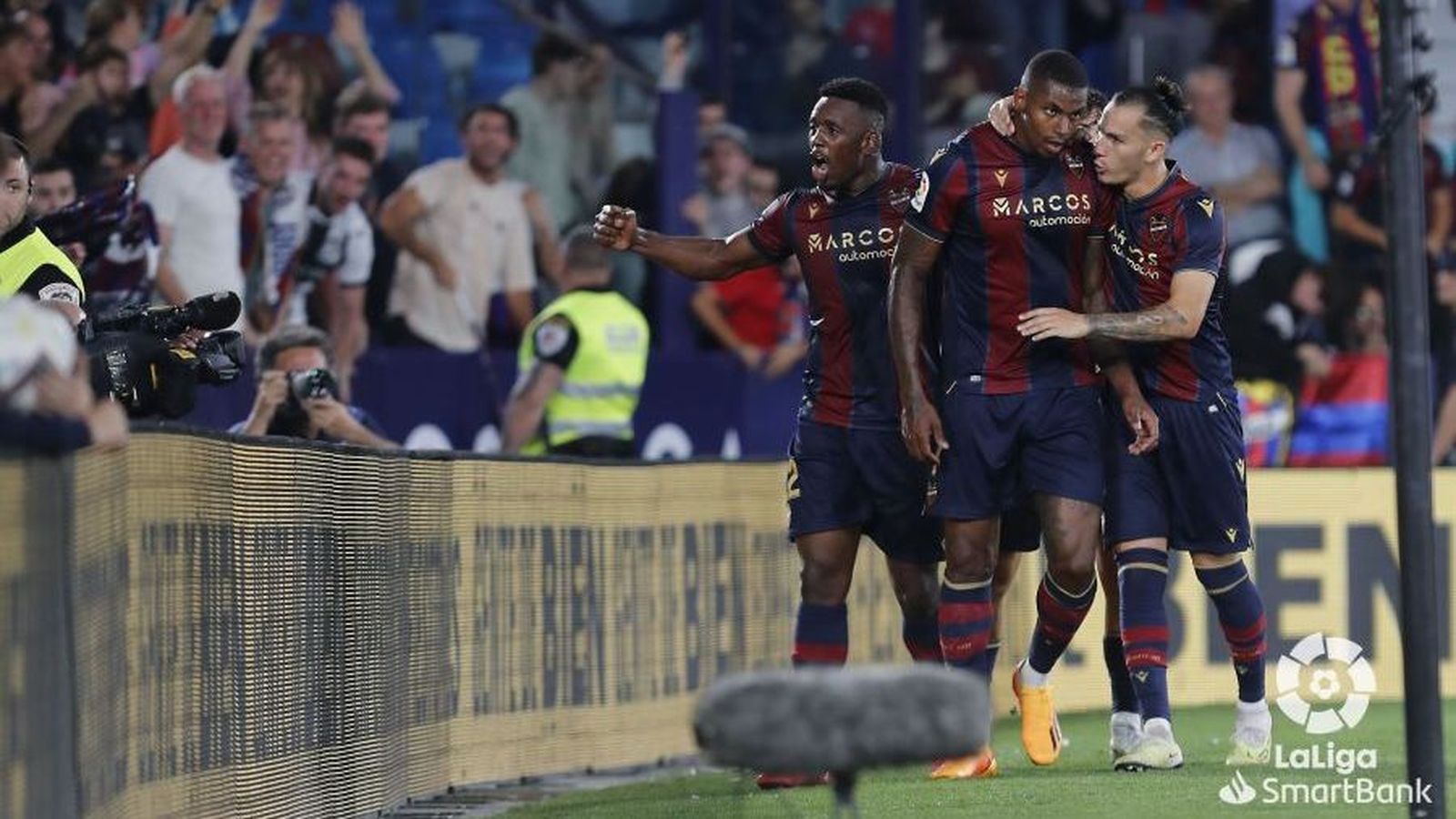 Els jugadors granotes celebren el gol del triomf