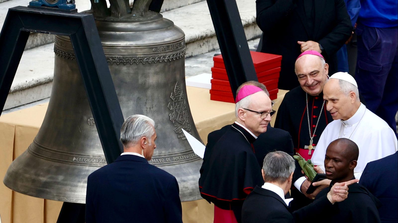 El papa Lleó XIV beneïx la campana