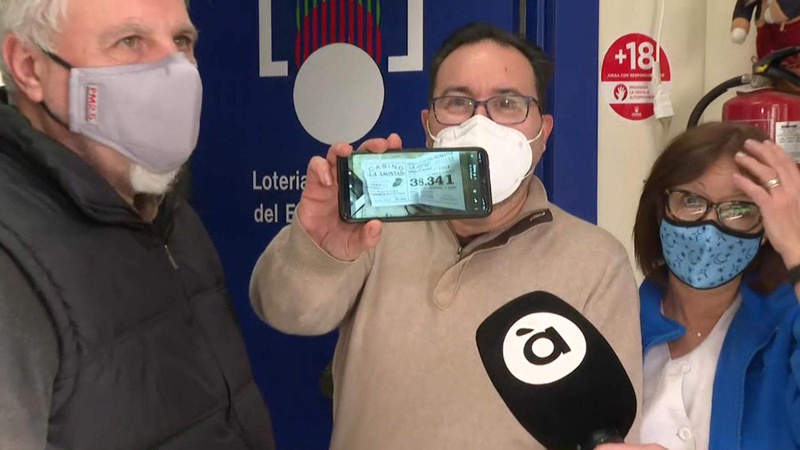 El propietari d'un dels dècims afortunats que s'han venut a Meliana mostra el bitllet en el telèfon mòbil