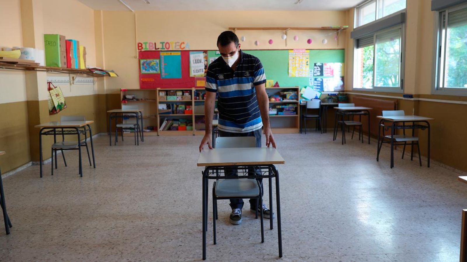 Un professor prepara una aula perquè l'alumnat respecte la distància de seguretat