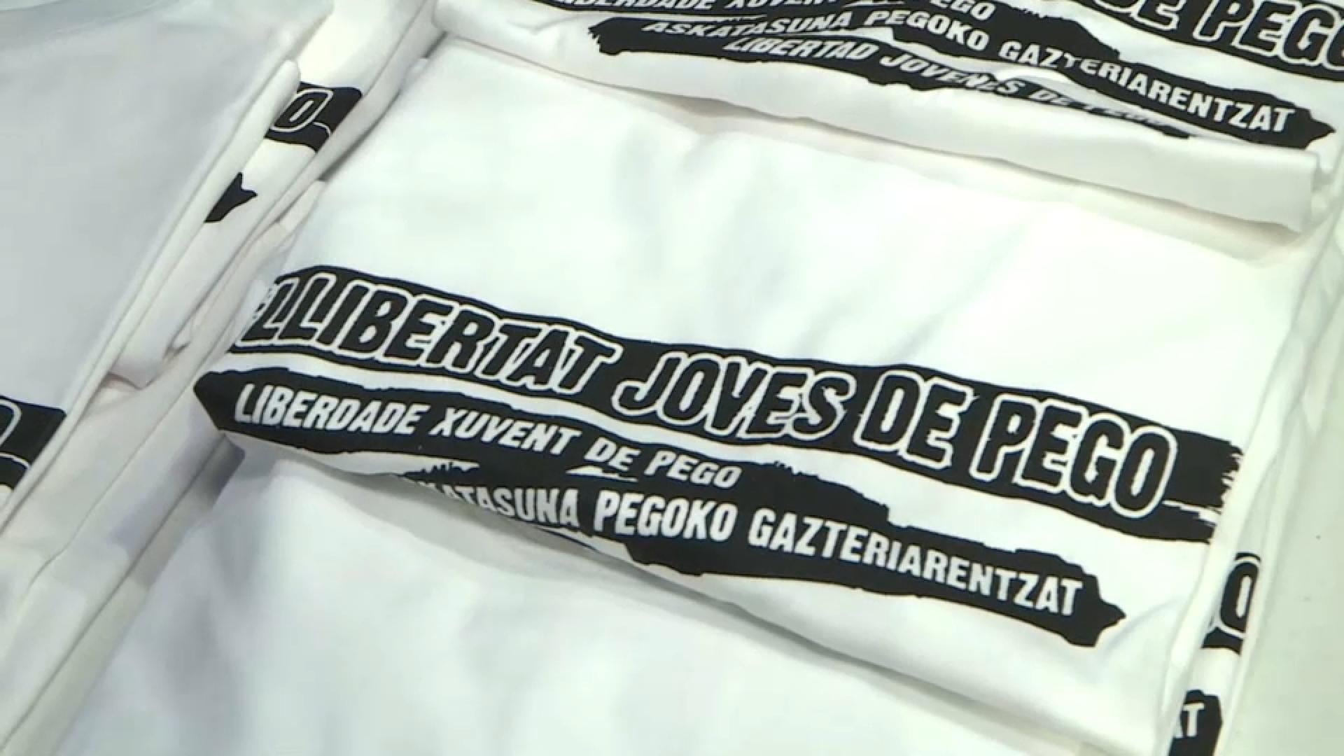 Una de les samarretes en suport al grup de joves antifeixistes