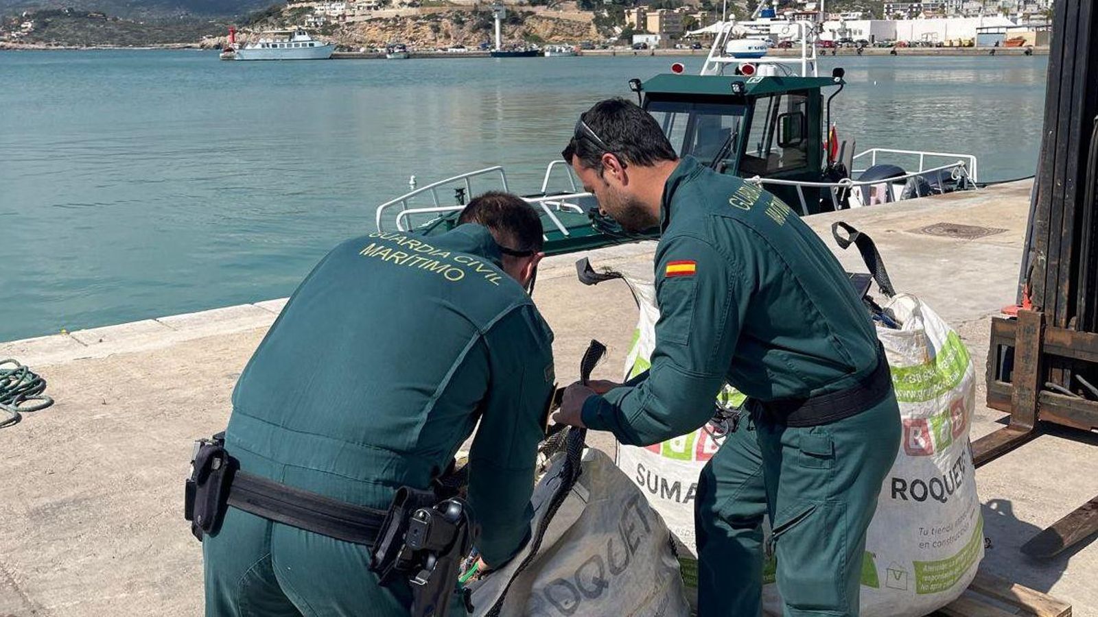 Els agents amb les xarxes decomisades