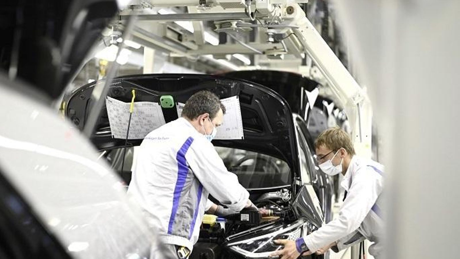 Muntatge d'un vehicle elèctric en una imatge d'arxiu