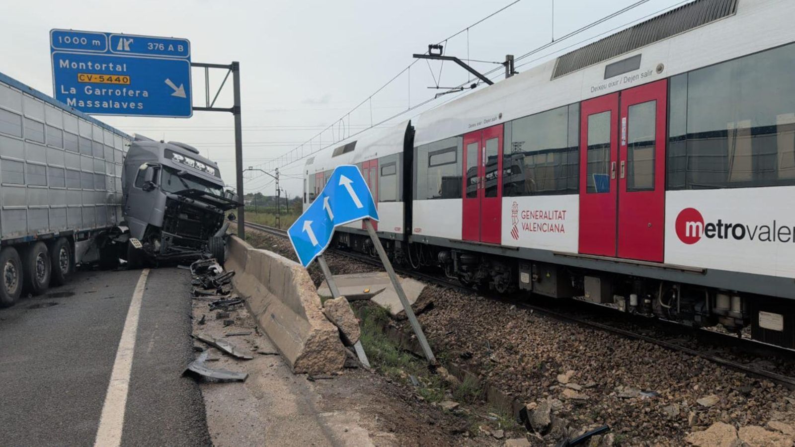 Estat en què ha quedat el camió que ha col·lisionat amb el mur de formigó de l'autovia i el comboi que ha hagut de detindre's