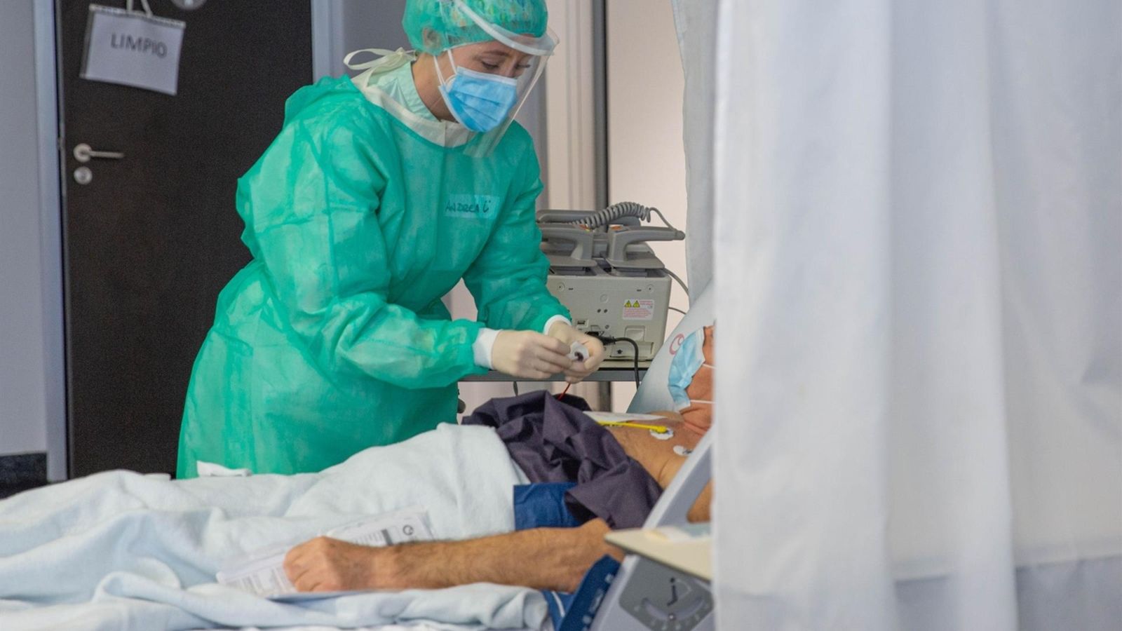 Una sanitària atén a un pacient de Covid-19 a l'Hospital de Vinalopó