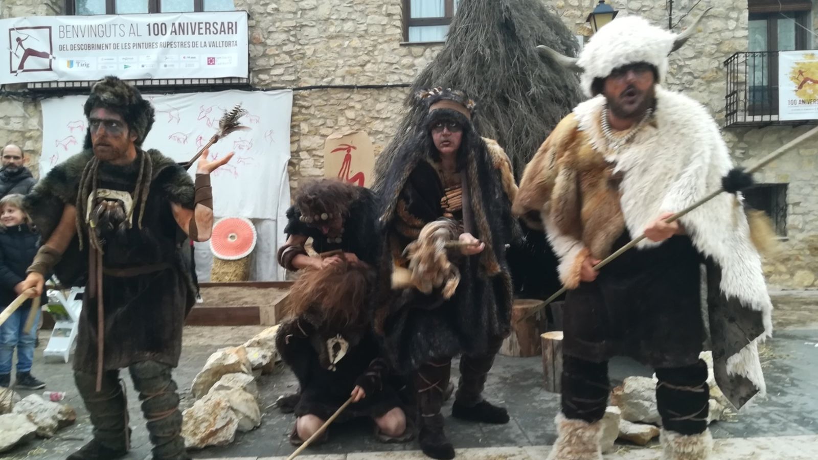 Recreació del poblat prehistòric a la plaça de Tírig.